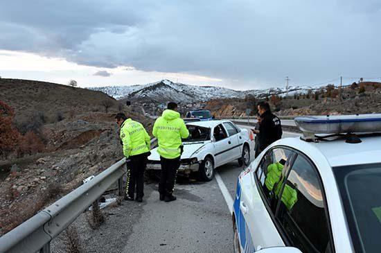 Bariyerlere Çarpan Otomobildeki Karı Koca Yaralandı - Kırıkkale Haber, Son Dakika Kırıkkale Haberleri