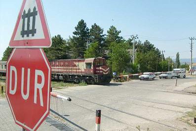 Yük treni otomobile çarptı; 2 yaralı - Kırıkkale Haber, Son Dakika Kırıkkale Haberleri