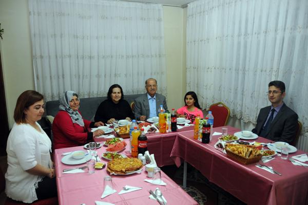 Vali Kolat, Aydoslu ailesiyle iftarda biraraya geldi - Kırıkkale Haber, Son Dakika Kırıkkale Haberleri