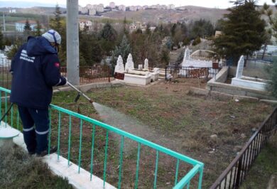 Mezarlıklarda Yabani Ot Mücadelesi - Kırıkkale Haber, Son Dakika Kırıkkale Haberleri