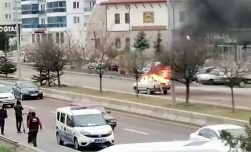 Seyir Halindeki Otomobil Alev Aldı - Kırıkkale Haber, Son Dakika Kırıkkale Haberleri