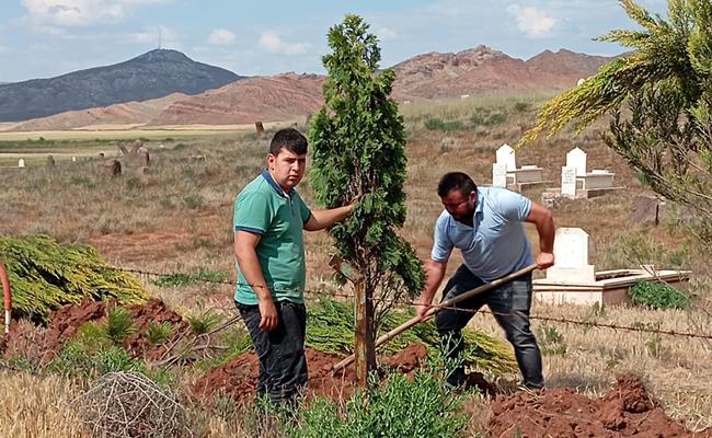 Başkan Erkan Çağlar Mezarlıklara El Attı - Kırıkkale Haber, Son Dakika Kırıkkale Haberleri