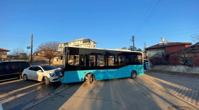 Kırıkkale’nin Kaletepe Mahallesi Zümrütkale Bulvarı’nda halk otobüsüyle otomobilin çarpışması sonucu 6 kişi yaralandı. - Kırıkkale Haber, Son Dakika Kırıkkale Haberleri