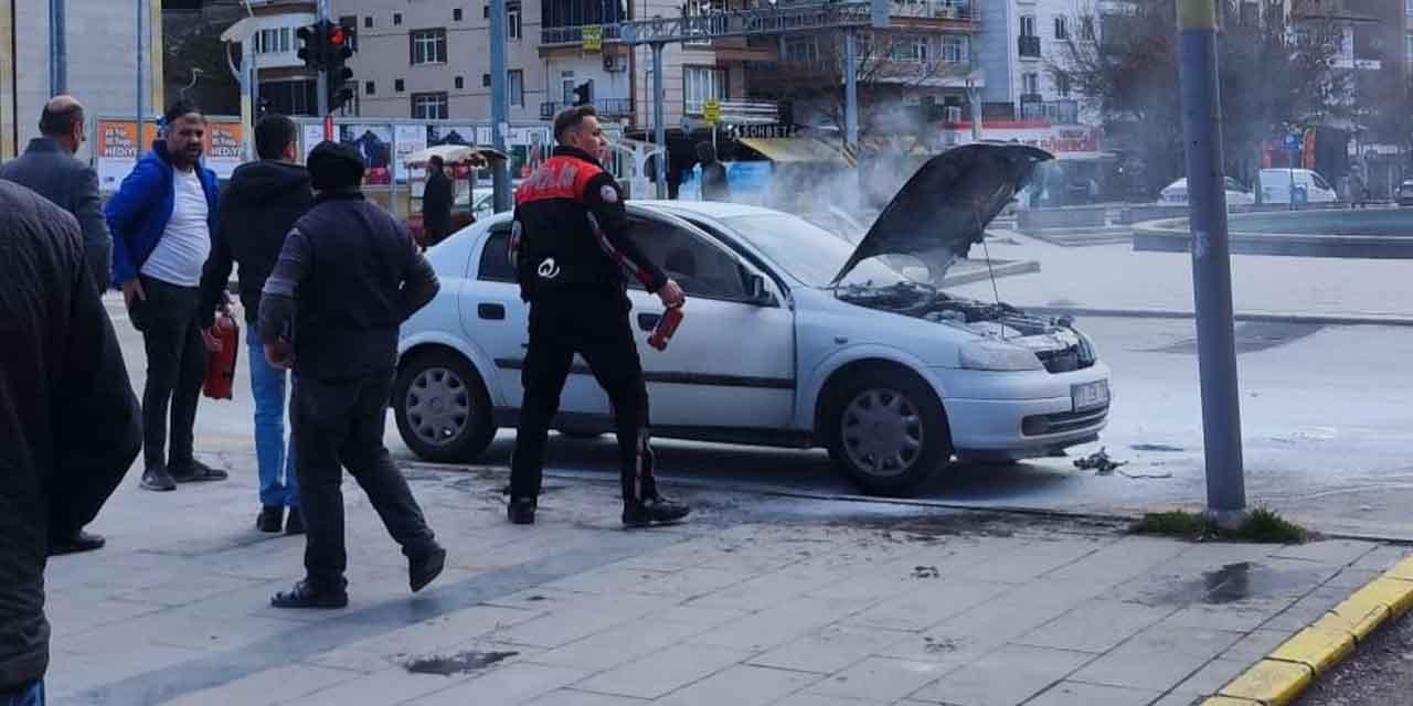 Seyir Halindeki Araç Yandı, Esnaflar Söndürdü! - Kırıkkale Haber, Son Dakika Kırıkkale Haberleri